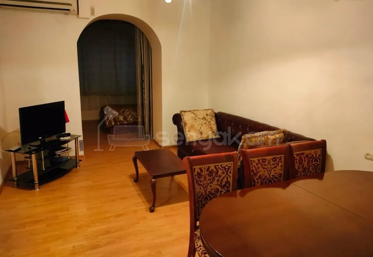 4 Սենյականոց Բնակարան Քարե Շենքում, 94քմ, 2/5 հարկ, Նորմալ Վիճակում