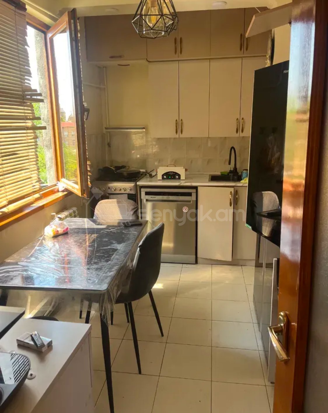 3 Սենյականոց Բնակարան Քարե Շենքում, 72քմ, 3/4 հարկ, Կապիտալ Վերանորոգված, Կահավորված