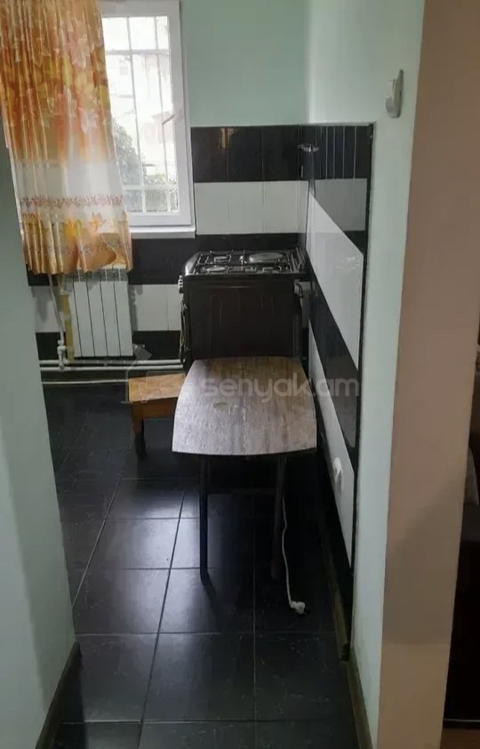 1 Սենյականոց Բնակարան Քարե Շենքում, 40քմ, 2/4 հարկ, Նորմալ Վիճակում, Կահավորված