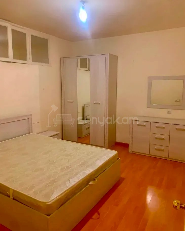 3 Սենյականոց Բնակարան Քարե Շենքում, 72քմ, 4/5 հարկ, Նորմալ Վիճակում
