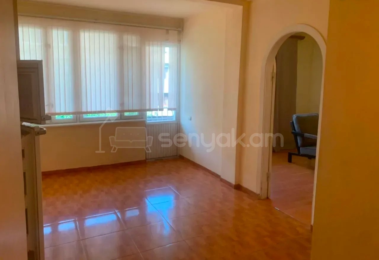 3 Սենյականոց Բնակարան Քարե Շենքում, 72քմ, 4/5 հարկ, Նորմալ Վիճակում