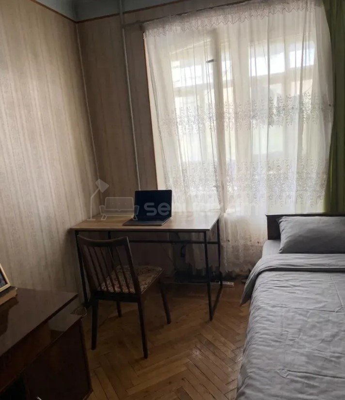 3 Սենյականոց Բնակարան Քարե Շենքում, 81քմ, 4/5 հարկ, Պետական Վիճակում