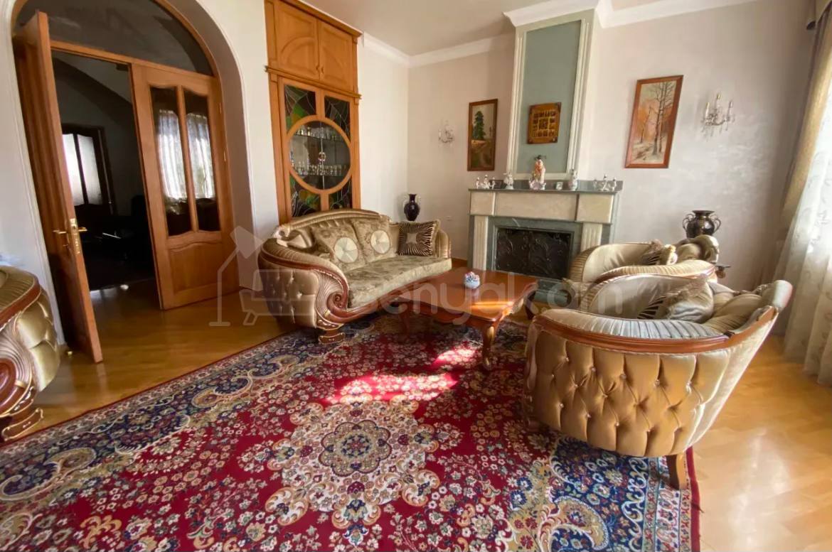 5 Սենյականոց Բնակարան Քարե Շենքում, 250քմ, 3/3 հարկ, Կապիտալ Վերանորոգված