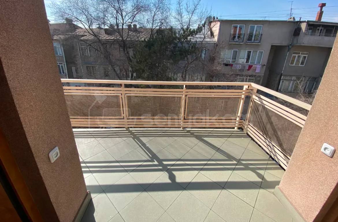 5 Սենյականոց Բնակարան Քարե Շենքում, 250քմ, 3/3 հարկ, Կապիտալ Վերանորոգված