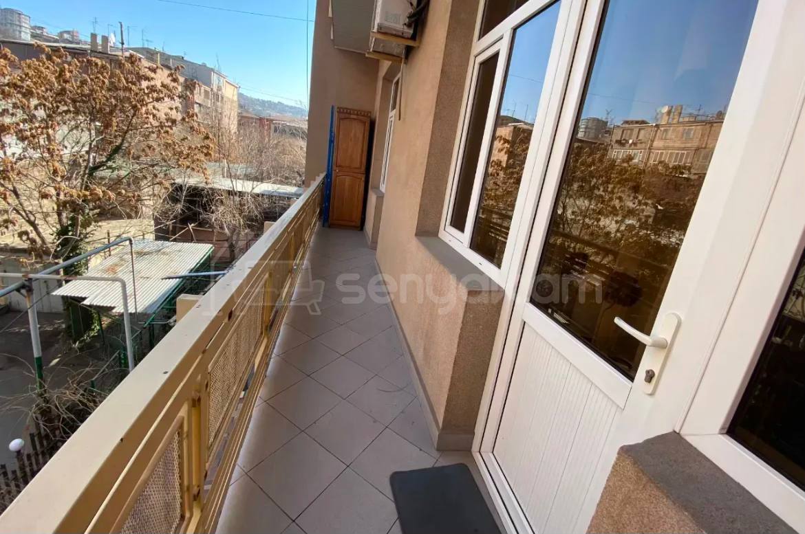 5 Սենյականոց Բնակարան Քարե Շենքում, 250քմ, 3/3 հարկ, Կապիտալ Վերանորոգված