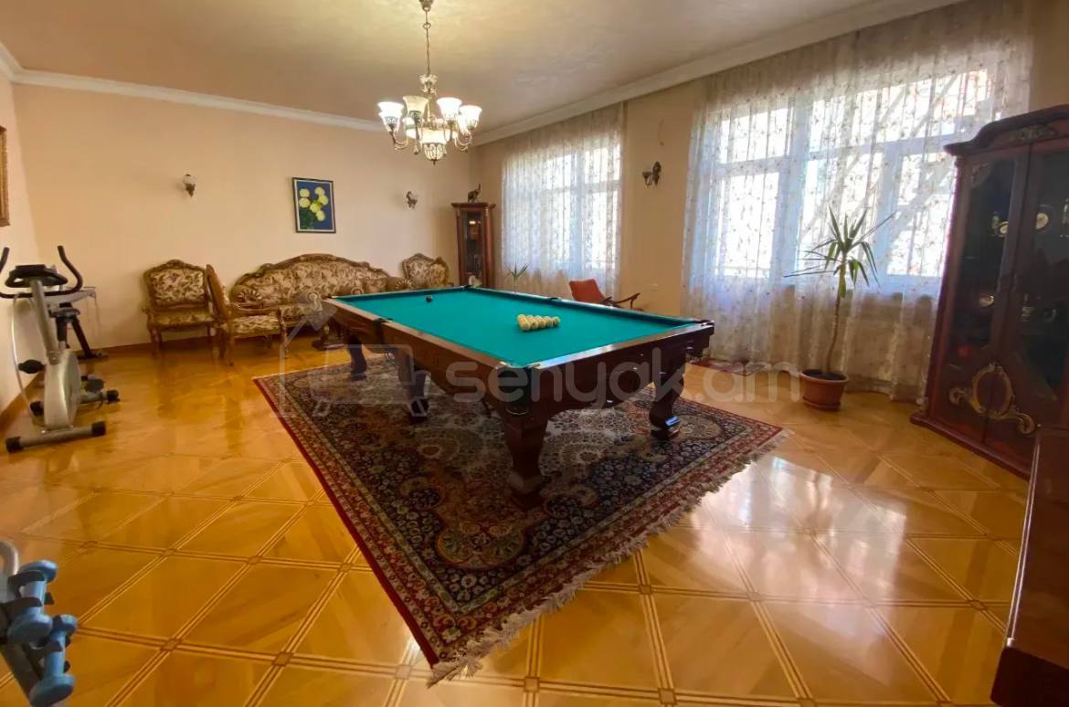 5 Սենյականոց Բնակարան Քարե Շենքում, 250քմ, 3/3 հարկ, Կապիտալ Վերանորոգված