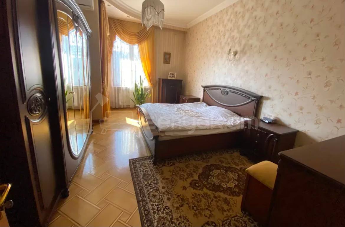 5 Սենյականոց Բնակարան Քարե Շենքում, 250քմ, 3/3 հարկ, Կապիտալ Վերանորոգված