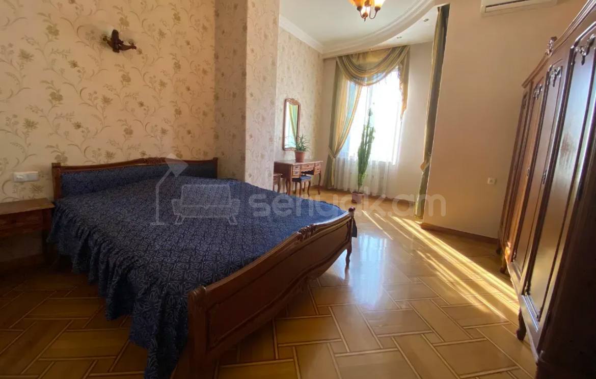 5 Սենյականոց Բնակարան Քարե Շենքում, 250քմ, 3/3 հարկ, Կապիտալ Վերանորոգված