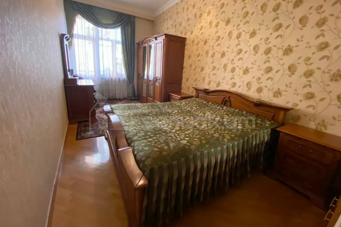 5 Սենյականոց Բնակարան Քարե Շենքում, 250քմ, 3/3 հարկ, Կապիտալ Վերանորոգված