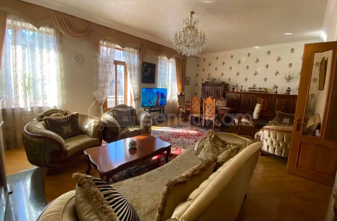 5 Սենյականոց Բնակարան Քարե Շենքում, 250քմ, 3/3 հարկ, Կապիտալ Վերանորոգված