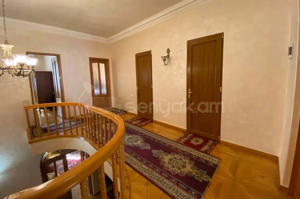 5 Սենյականոց Բնակարան Քարե Շենքում, 250քմ, 3/3 հարկ, Կապիտալ Վերանորոգված