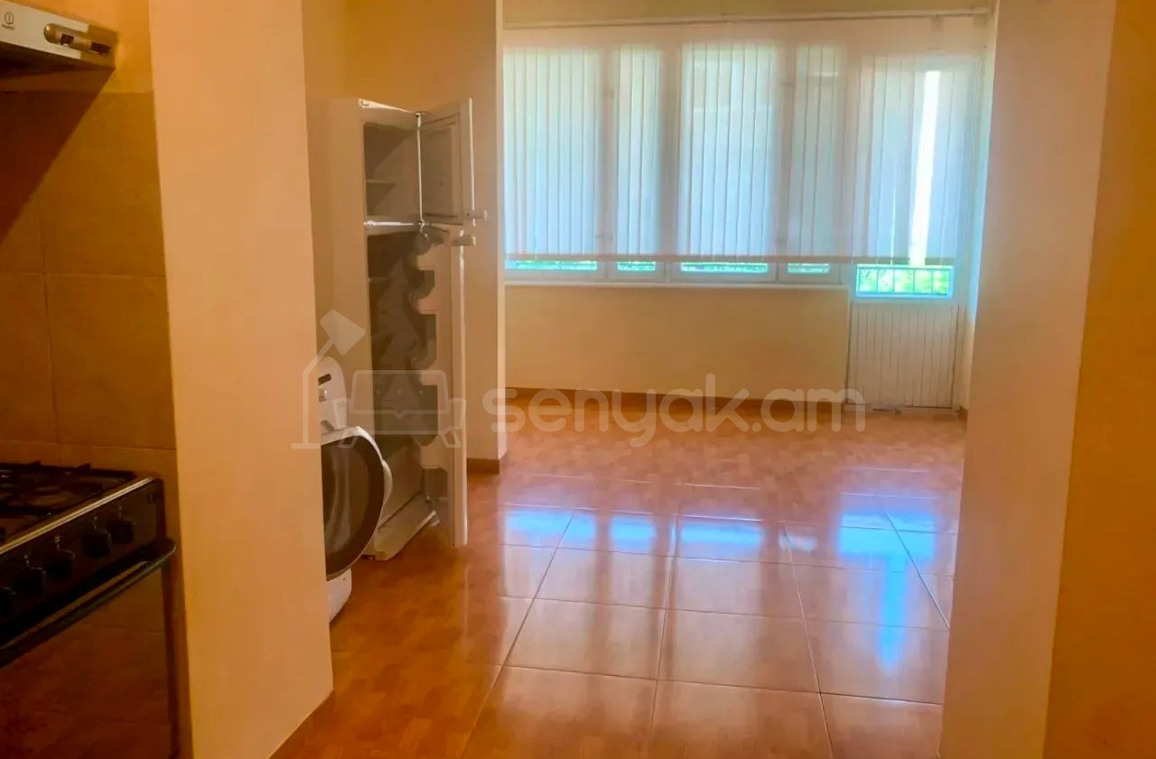 3 Սենյականոց Բնակարան Քարե Շենքում, 72քմ, 4/5 հարկ, Նորմալ Վիճակում