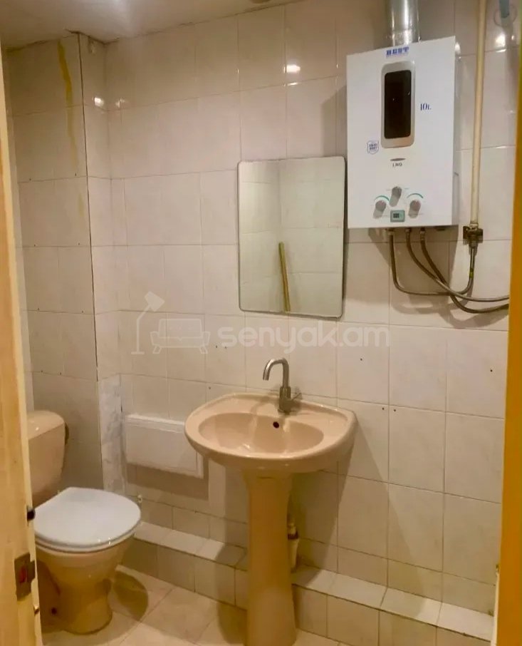 3 Սենյականոց Բնակարան Քարե Շենքում, 72քմ, 4/5 հարկ, Նորմալ Վիճակում