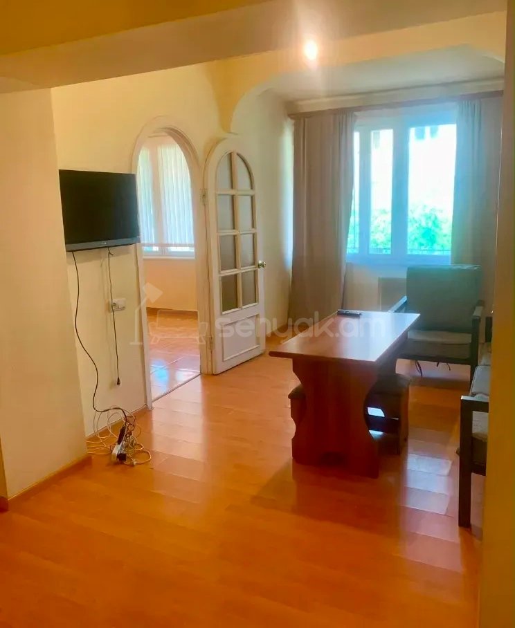 3 Սենյականոց Բնակարան Քարե Շենքում, 72քմ, 4/5 հարկ, Նորմալ Վիճակում