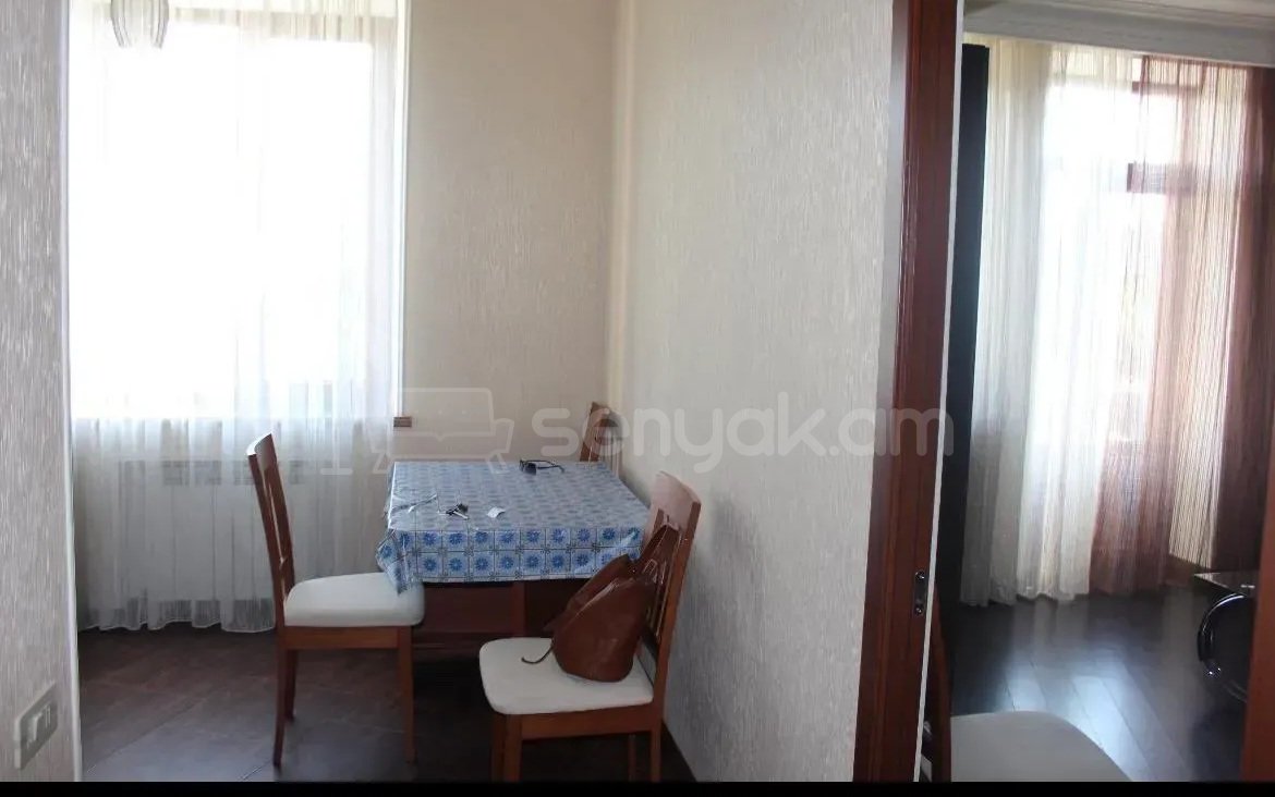 1 Սենյականոց Բնակարան Քարե Շենքում, 40քմ, 3/5 հարկ, Կապիտալ Վերանորոգված, Կահավորված