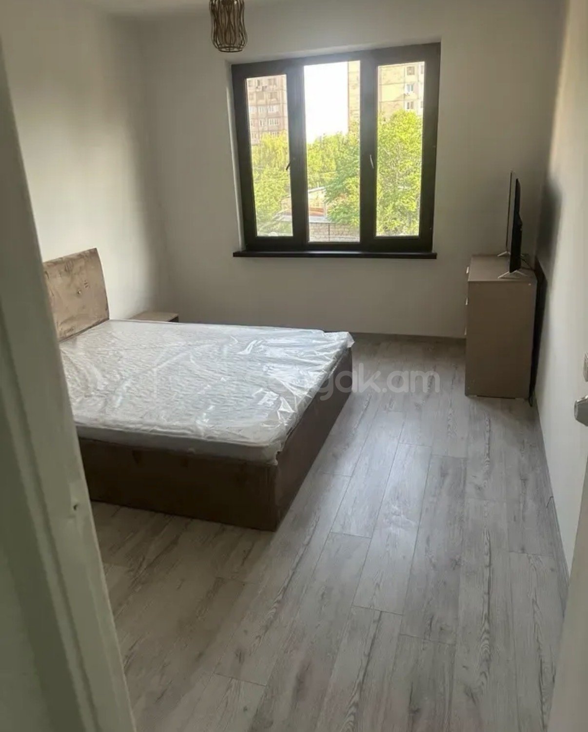 3 Սենյականոց Բնակարան Քարե Շենքում, 100քմ, 3/5 հարկ, Կապիտալ Վերանորոգված, Կահավորված