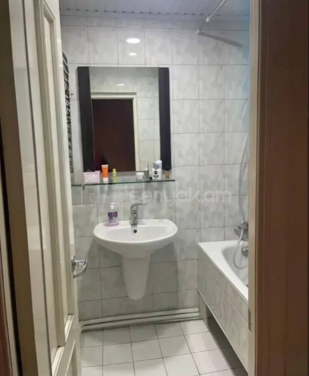 3 Սենյականոց Բնակարան Քարե Շենքում, 78քմ, 5/5 հարկ, Կապիտալ Վերանորոգված, Կահավորված