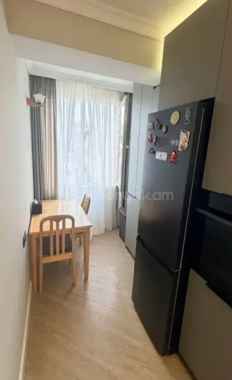 3 Սենյականոց Բնակարան Քարե Շենքում, 78քմ, 5/5 հարկ, Կապիտալ Վերանորոգված, Կահավորված