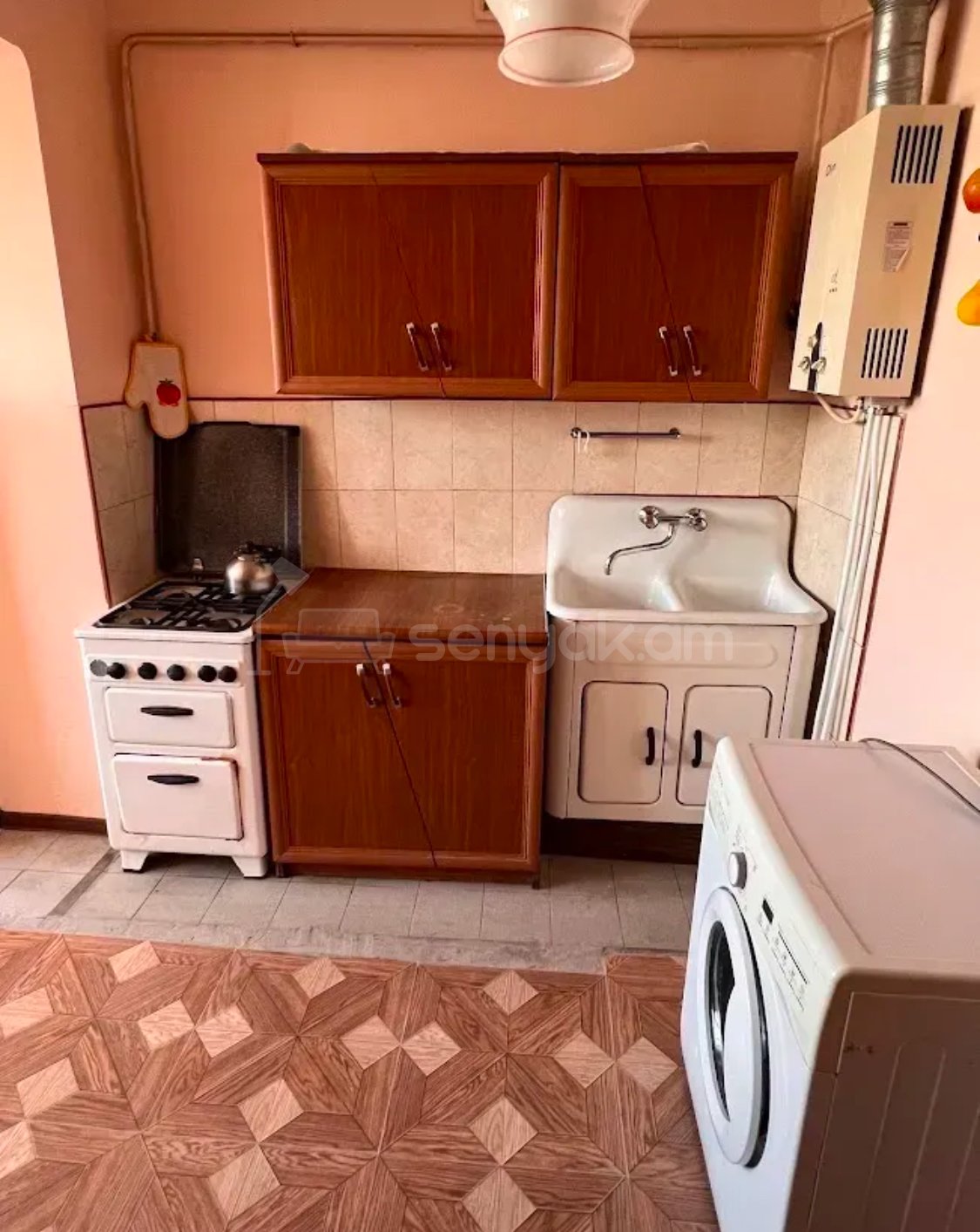 1 Սենյականոց Բնակարան Քարե Շենքում, 45քմ, 4/5 հարկ, Նորմալ Վիճակում, Կահավորված