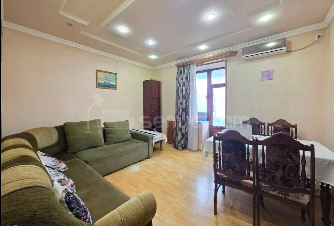 2 Սենյականոց Բնակարան Քարե Շենքում, 40քմ, 3/3 հարկ, Նորմալ Վիճակում