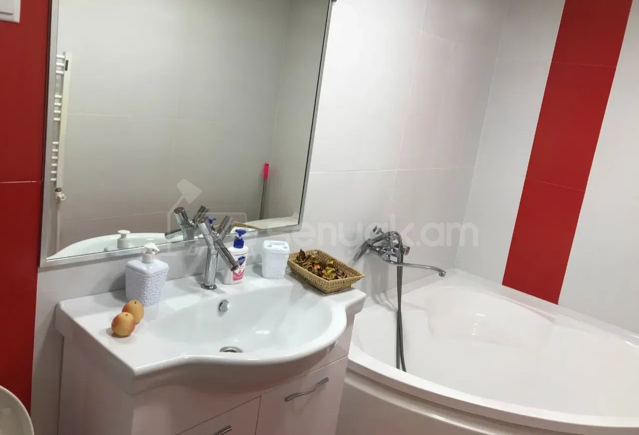 3 Սենյականոց Բնակարան Քարե Շենքում, 72քմ, 1/4 հարկ, Կապիտալ Վերանորոգված, Կահավորված