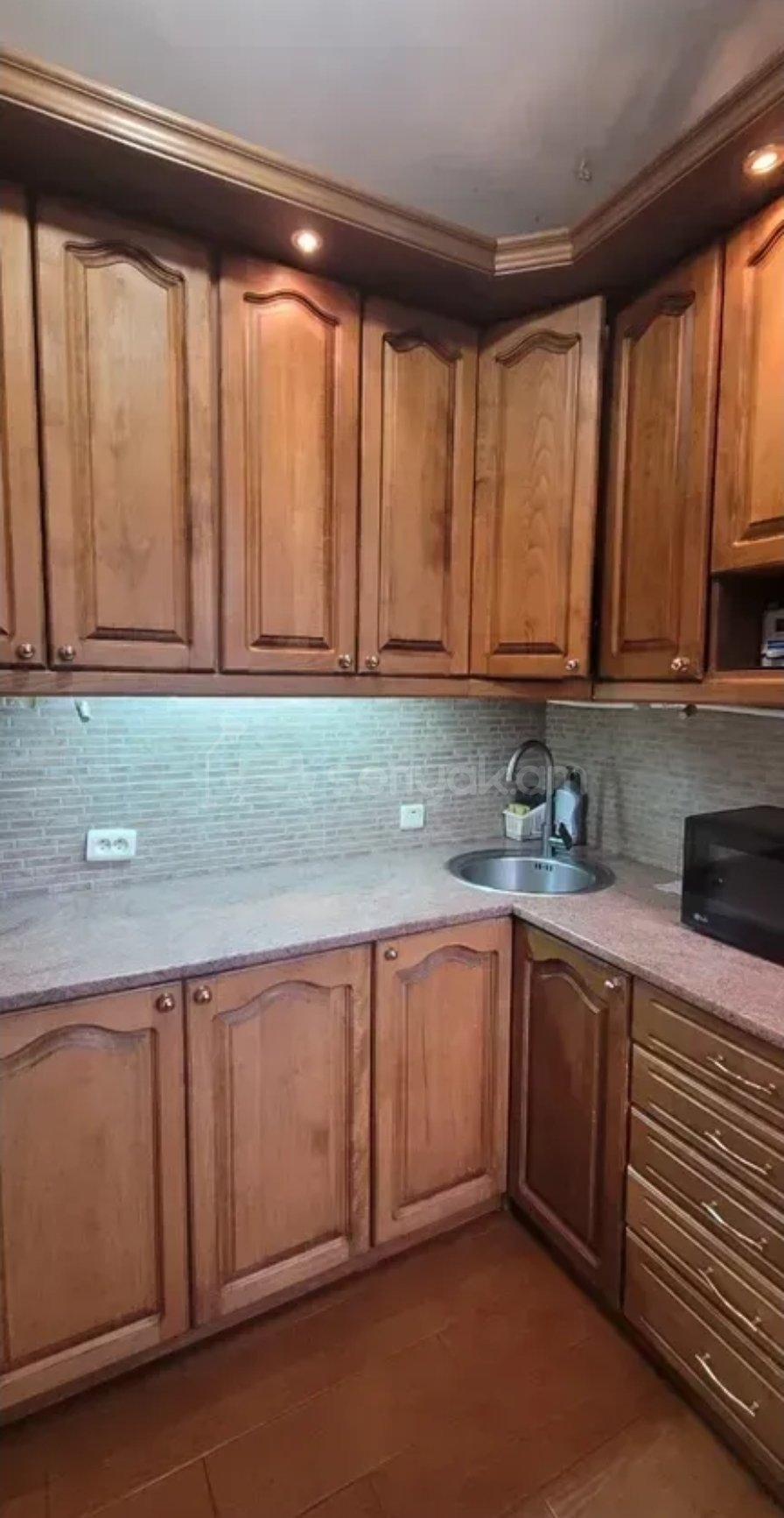 4 Սենյականոց Բնակարան Քարե Շենքում, 109քմ, 3/5 հարկ, Նորմալ Վիճակում