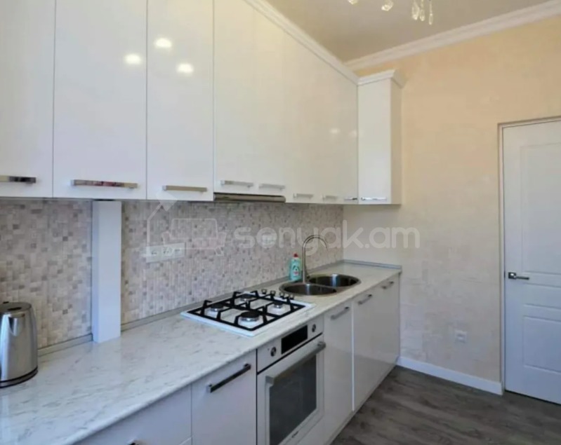 2 Սենյականոց Բնակարան Քարե Շենքում, 69քմ, 5/5 հարկ, Կապիտալ Վերանորոգված
