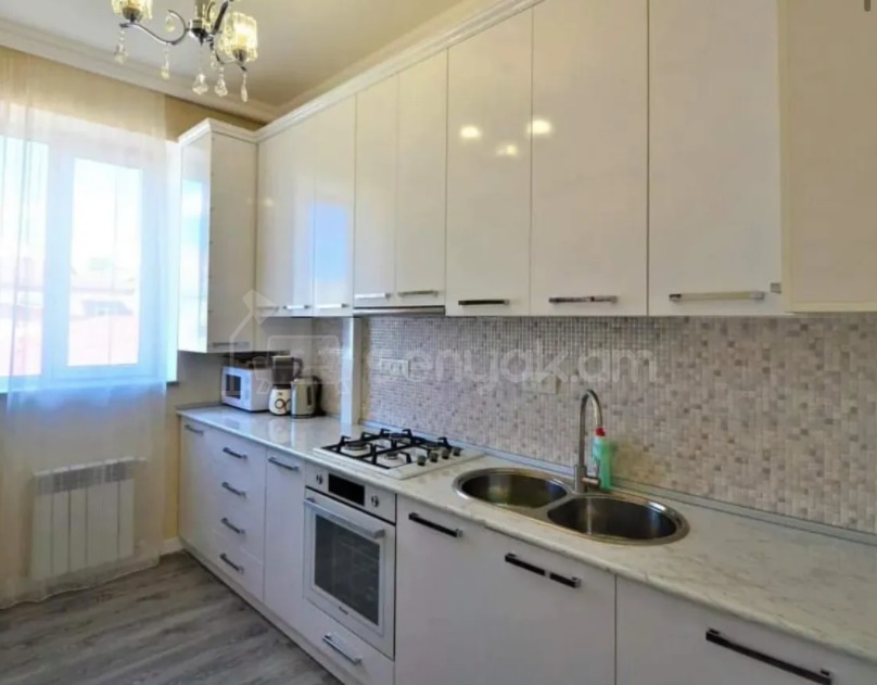 2 Սենյականոց Բնակարան Քարե Շենքում, 69քմ, 5/5 հարկ, Կապիտալ Վերանորոգված