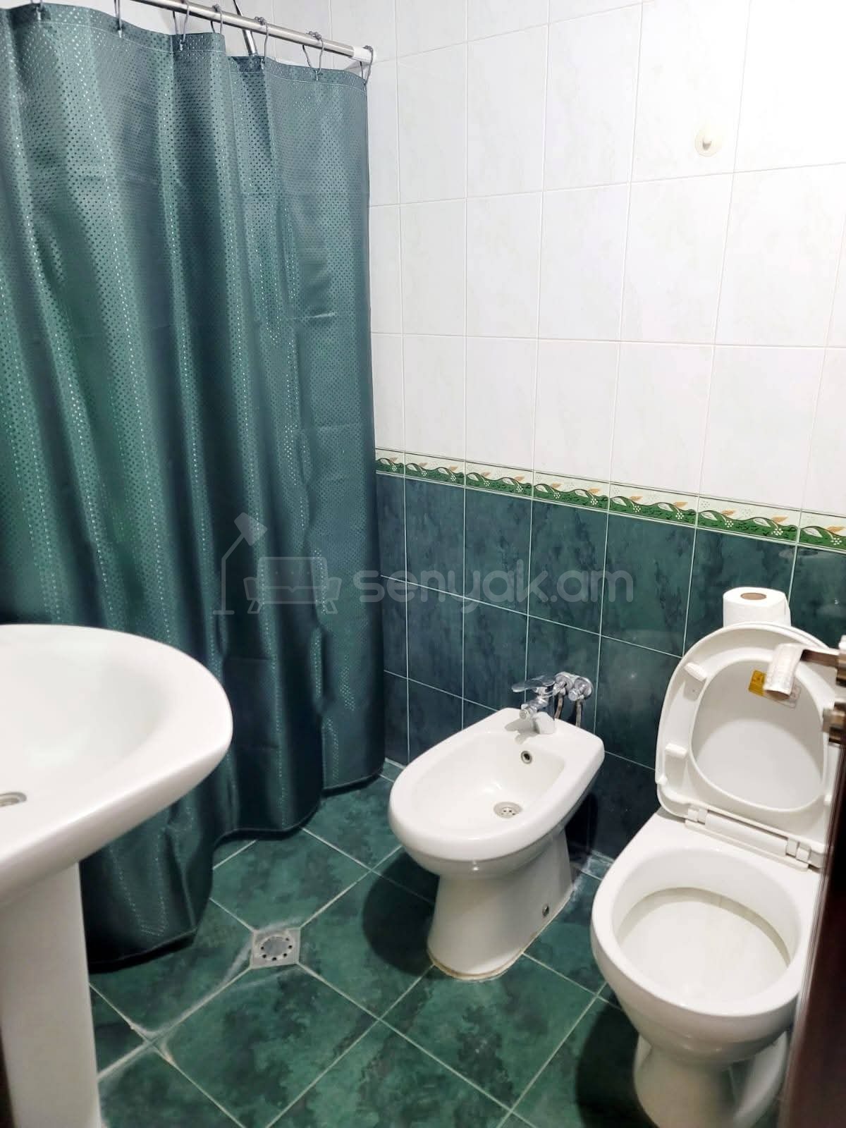 4 Սենյականոց Բնակարան Քարե Շենքում, 100քմ, 1/5 հարկ, Նորմալ Վիճակում, Կահավորված