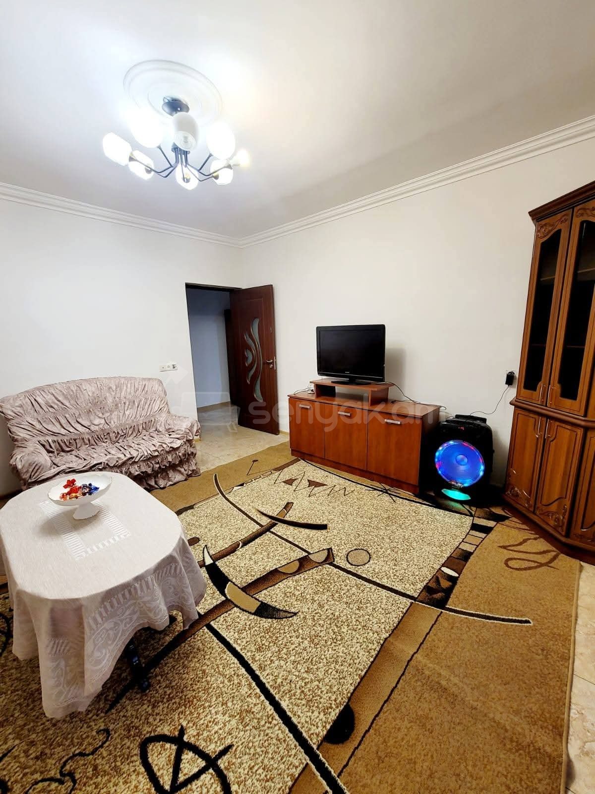 4 Սենյականոց Բնակարան Քարե Շենքում, 100քմ, 1/5 հարկ, Նորմալ Վիճակում, Կահավորված