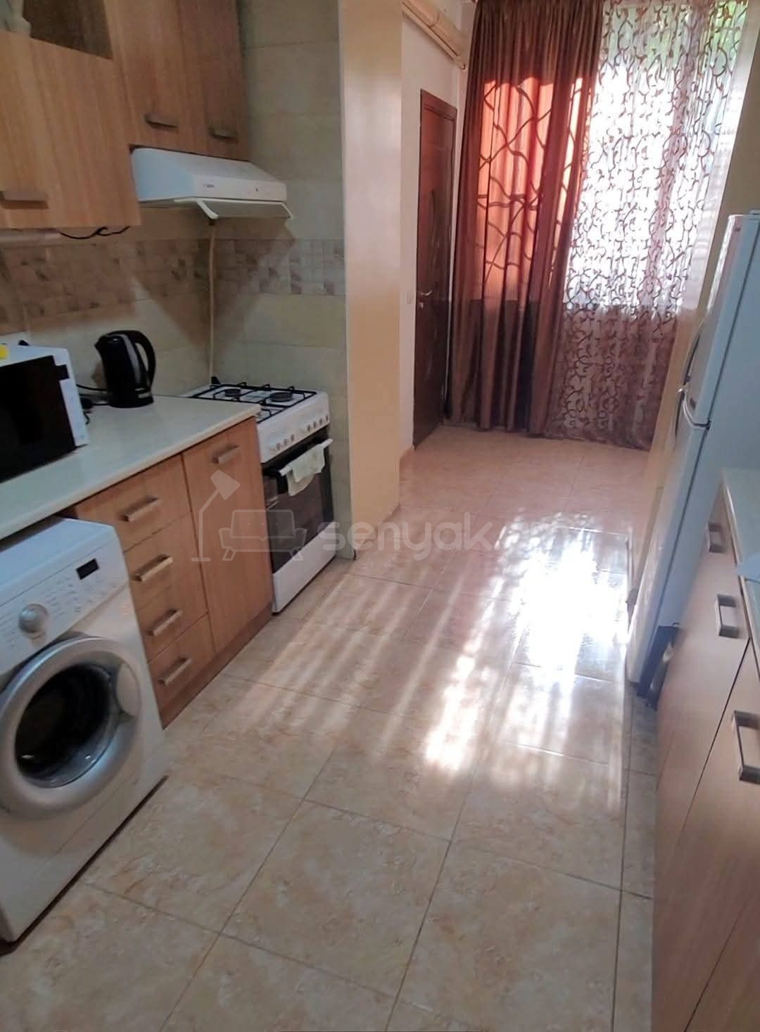 4 Սենյականոց Բնակարան Քարե Շենքում, 100քմ, 1/5 հարկ, Նորմալ Վիճակում, Կահավորված