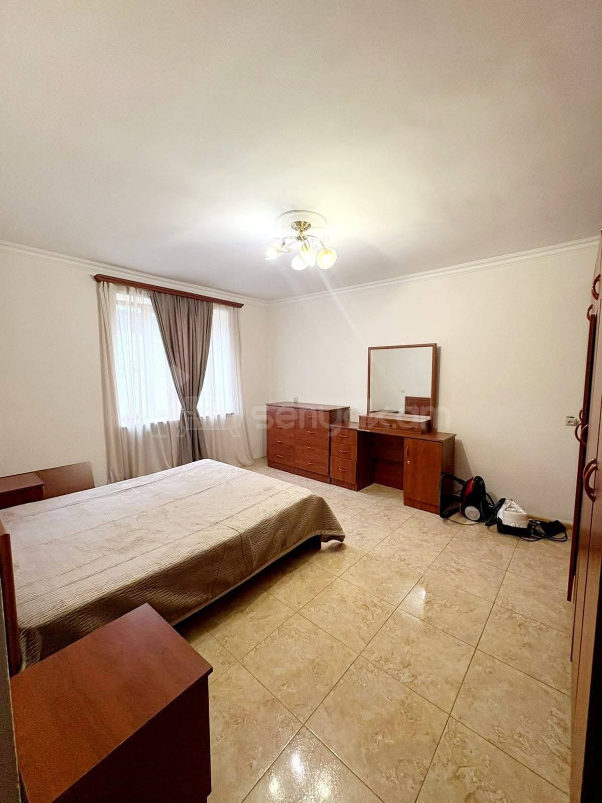 4 Սենյականոց Բնակարան Քարե Շենքում, 100քմ, 1/5 հարկ, Նորմալ Վիճակում, Կահավորված