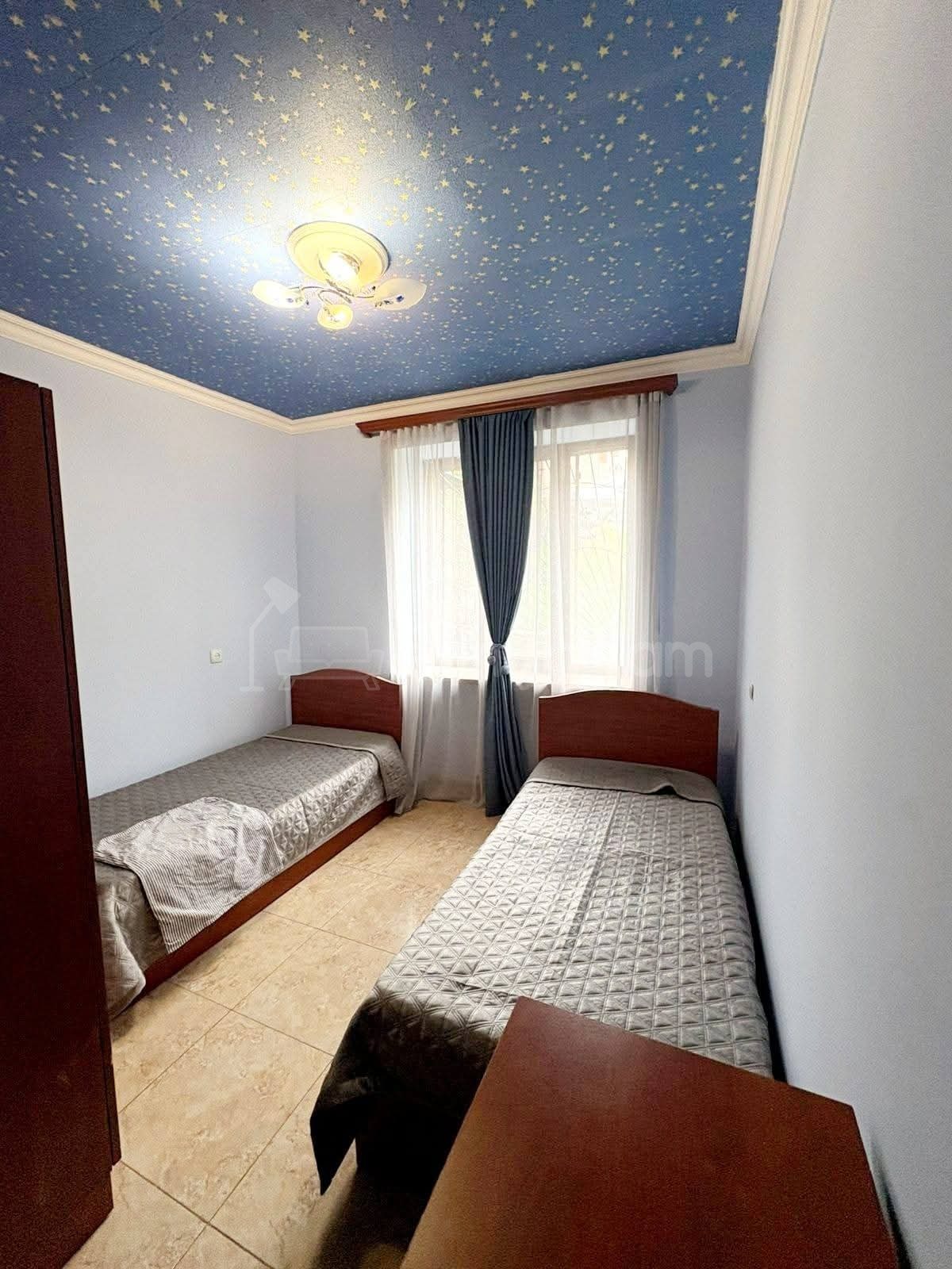 4 Սենյականոց Բնակարան Քարե Շենքում, 100քմ, 1/5 հարկ, Նորմալ Վիճակում, Կահավորված