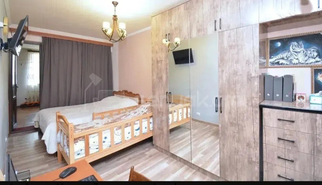 4 Սենյականոց Բնակարան Քարե Շենքում, 125քմ, 2/5 հարկ, Կապիտալ Վերանորոգված