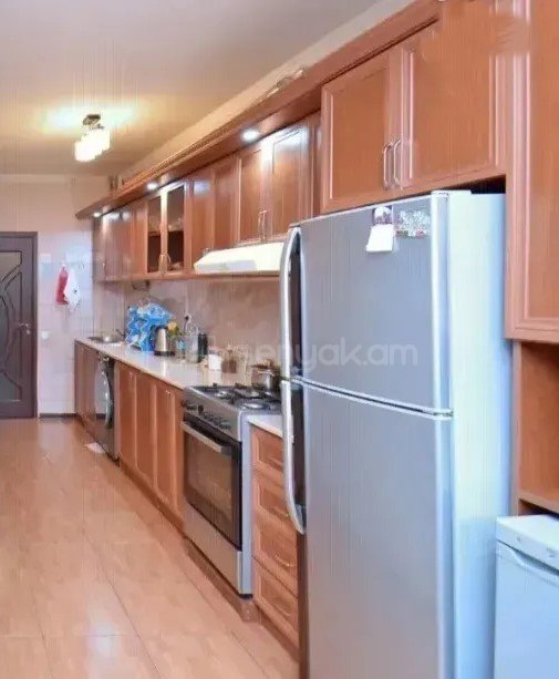 4 Սենյականոց Բնակարան Քարե Շենքում, 125քմ, 2/5 հարկ, Կապիտալ Վերանորոգված