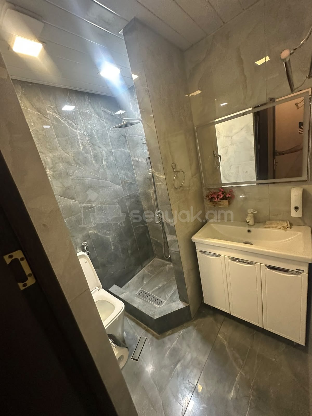 4 Սենյականոց Բնակարան Քարե Շենքում, 80քմ, 5/9 հարկ, Դիզայներական Վերանորոգված, Կահավորված, Արևկող