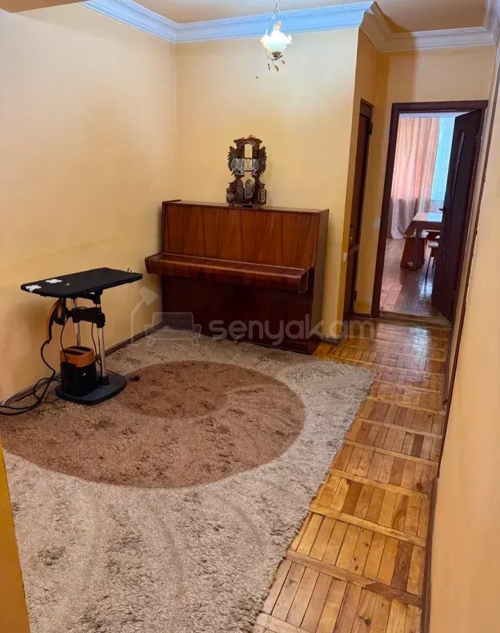 3 Սենյականոց Բնակարան Քարե Շենքում, 80քմ, 1/5 հարկ, Նորմալ Վիճակում, Կահավորված