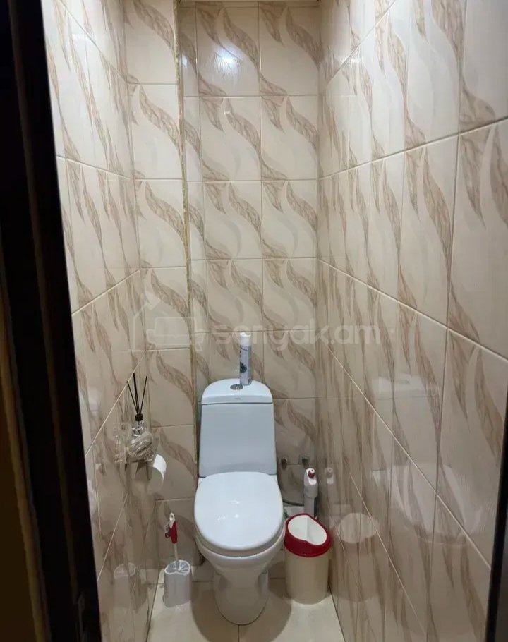 3 Սենյականոց Բնակարան Քարե Շենքում, 80քմ, 1/5 հարկ, Նորմալ Վիճակում, Կահավորված