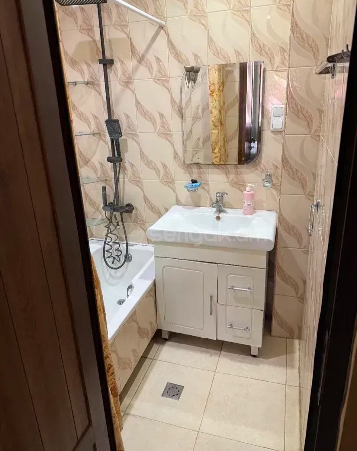 3 Սենյականոց Բնակարան Քարե Շենքում, 80քմ, 1/5 հարկ, Նորմալ Վիճակում, Կահավորված