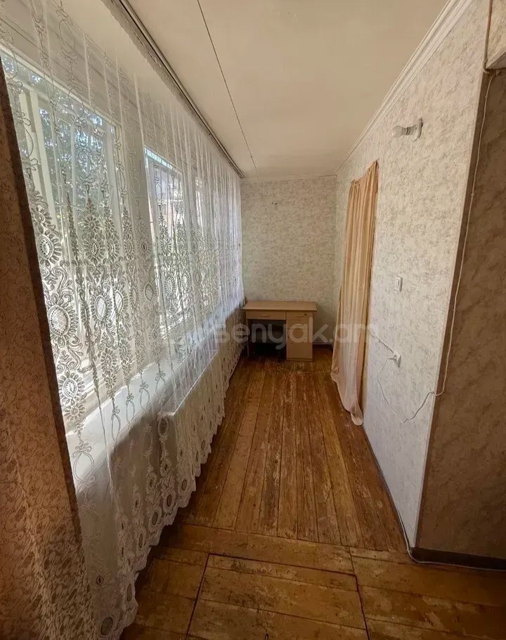3 Սենյականոց Բնակարան Քարե Շենքում, 80քմ, 1/5 հարկ, Նորմալ Վիճակում, Կահավորված