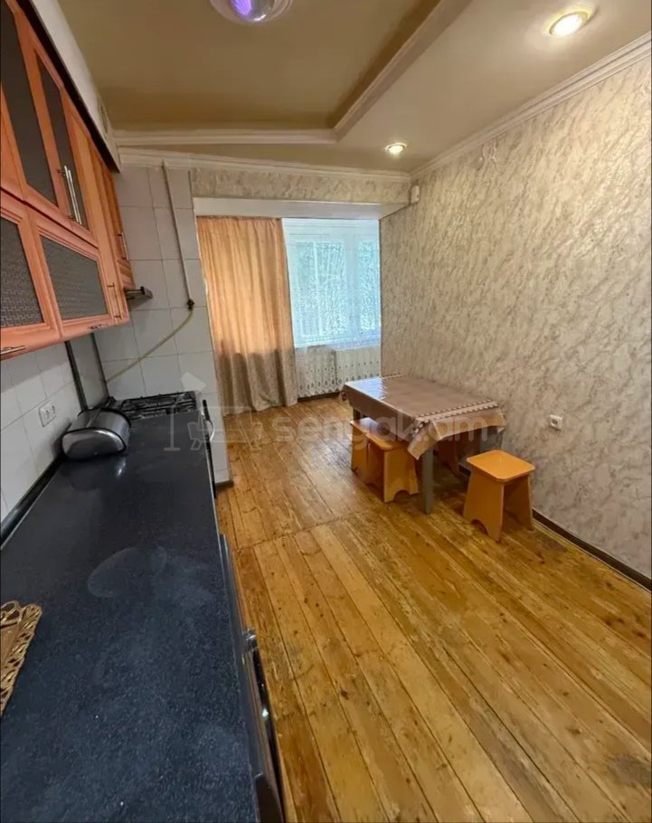 3 Սենյականոց Բնակարան Քարե Շենքում, 80քմ, 1/5 հարկ, Նորմալ Վիճակում, Կահավորված