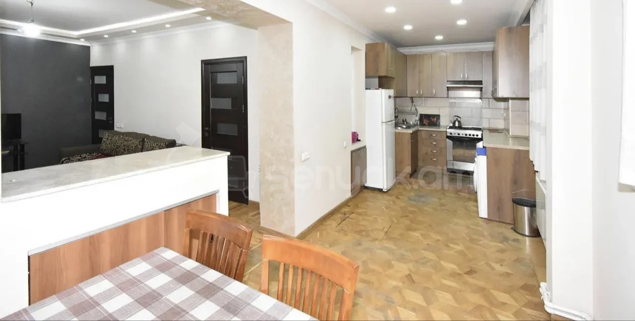 3 Սենյականոց Բնակարան Քարե Շենքում, 78քմ, 1/5 հարկ, Նորմալ Վիճակում, Կահավորված
