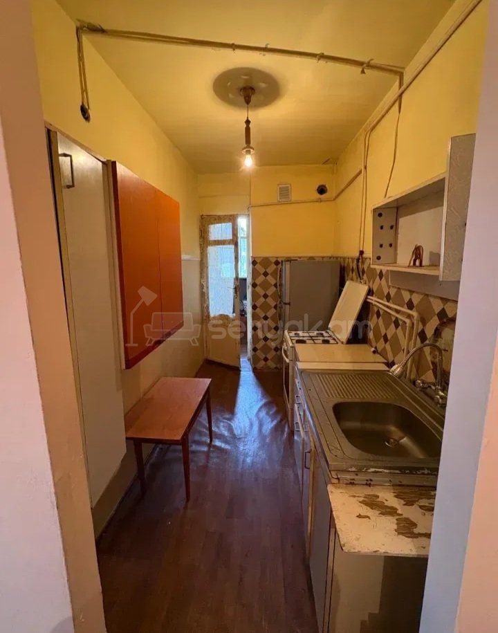 1 Սենյականոց Բնակարան Քարե Շենքում, 48քմ, 5/5 հարկ, Պետական Վիճակում
