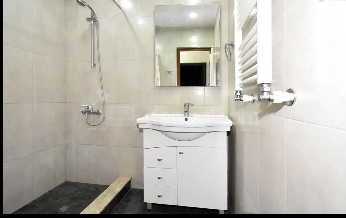 3 Սենյականոց Բնակարան Քարե Շենքում, 72քմ, 1/5 հարկ, Կապիտալ Վերանորոգված, Կահավորված