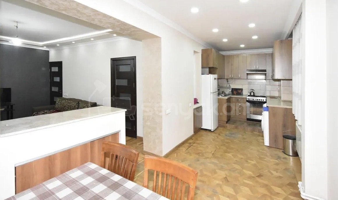 3 Սենյականոց Բնակարան Քարե Շենքում, 72քմ, 1/5 հարկ, Կապիտալ Վերանորոգված, Կահավորված