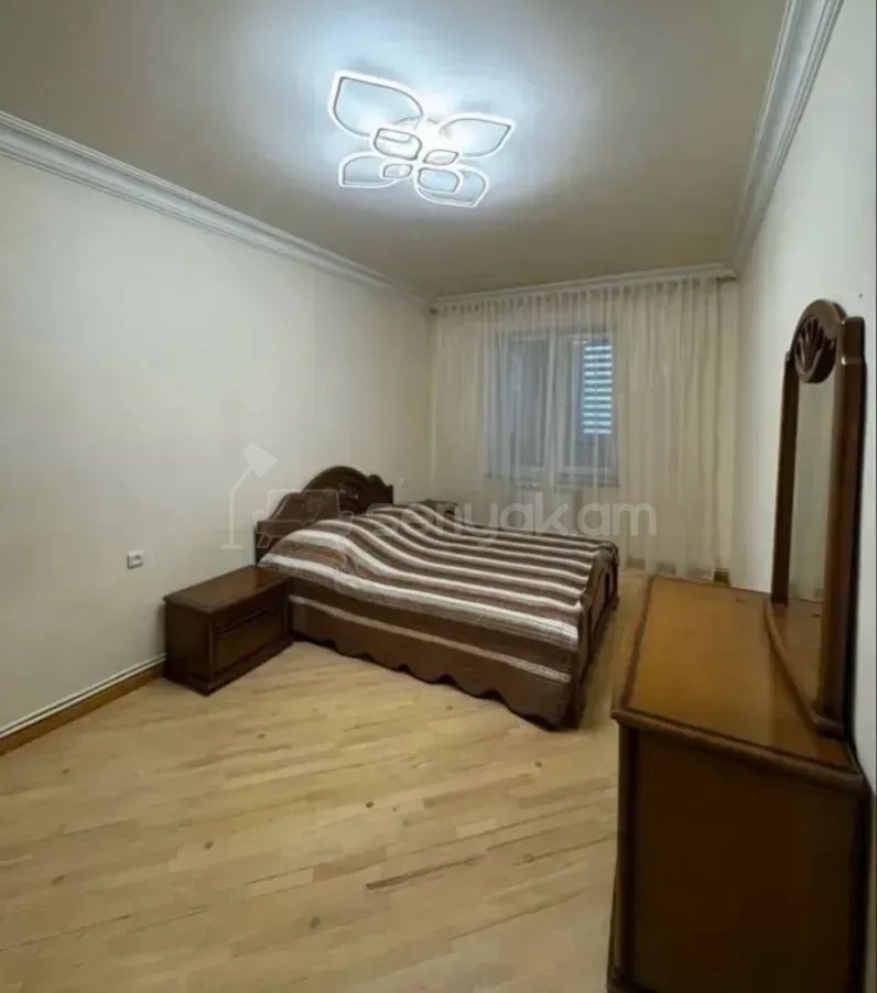 5 Սենյականոց Բնակարան Քարե Շենքում, 140քմ, 3/5 հարկ, Նորմալ Վիճակում, Կահավորված
