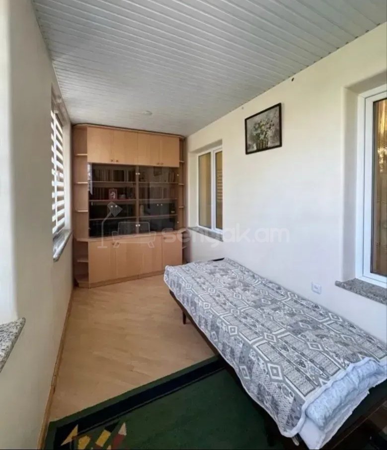 5 Սենյականոց Բնակարան Քարե Շենքում, 140քմ, 3/5 հարկ, Նորմալ Վիճակում, Կահավորված