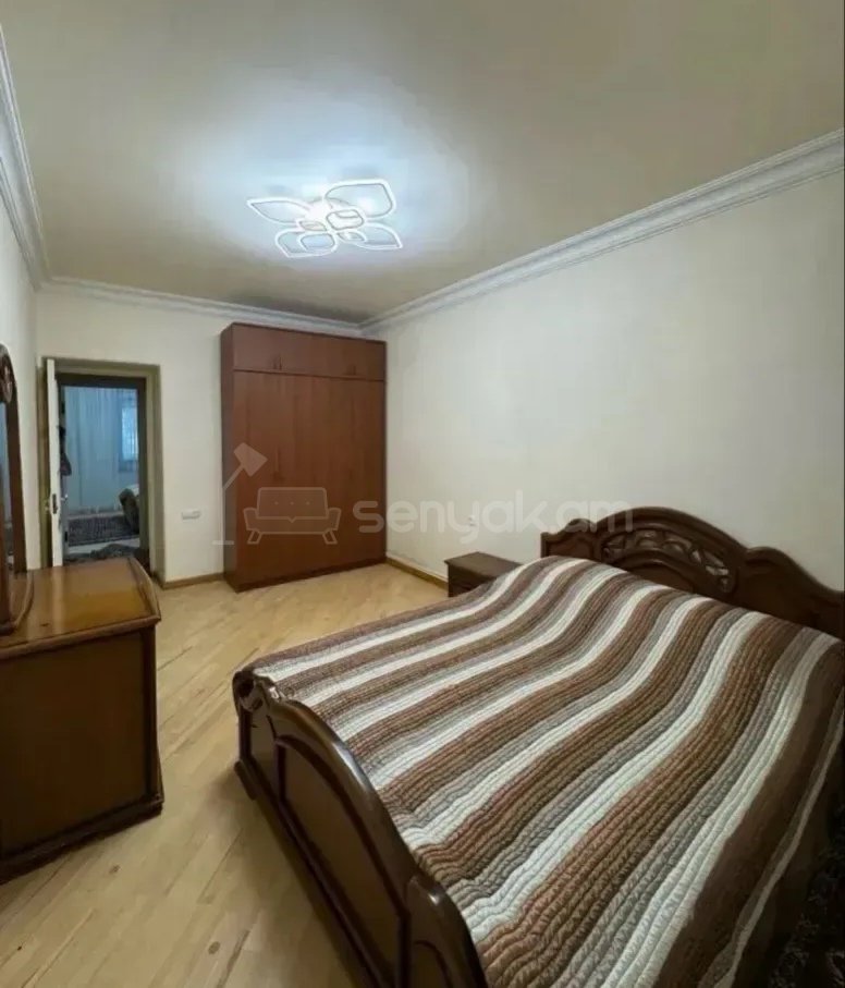 5 Սենյականոց Բնակարան Քարե Շենքում, 140քմ, 3/5 հարկ, Նորմալ Վիճակում, Կահավորված