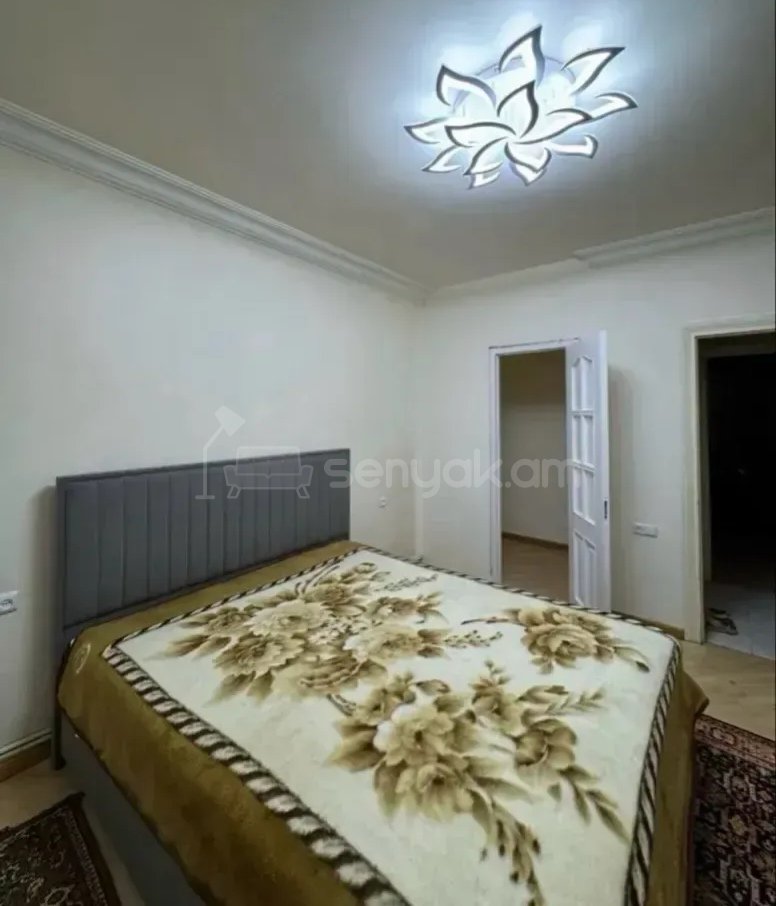5 Սենյականոց Բնակարան Քարե Շենքում, 140քմ, 3/5 հարկ, Նորմալ Վիճակում, Կահավորված