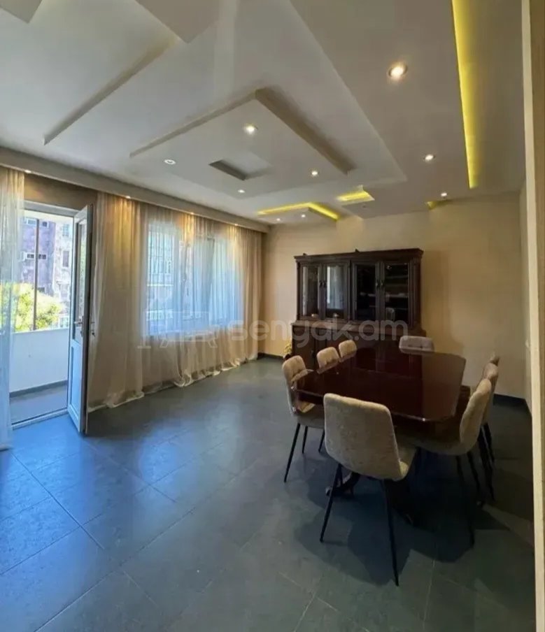 5 Սենյականոց Բնակարան Քարե Շենքում, 140քմ, 3/5 հարկ, Նորմալ Վիճակում, Կահավորված